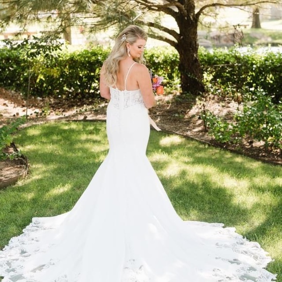 Stunning Pre-Owned Allure Bridals Wedding Gown - Ivory/Nude Lining, Size 10 - Picture 6 of 15